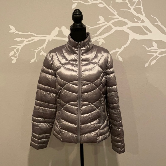 Bernardo Jackets & Blazers - Down feather light packable puffer coat Sz Large
